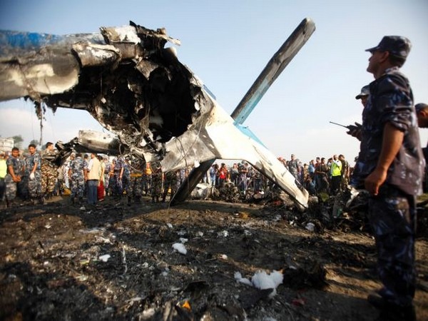 Hallan las cajas negras del avión siniestrado en Nepal