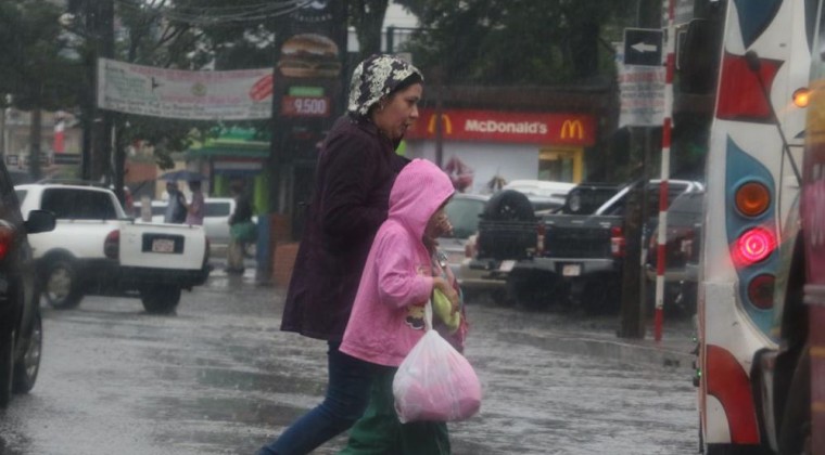 Frente frío con lluvias y tormentas eléctricas