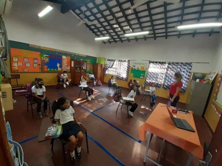 Todavía hay más de 4 mil docentes sin vacunar que dan clases en aula