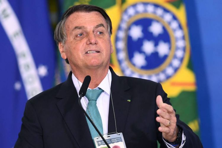 Jair Bolsonaro fue hospitalizado para examinar su hipo persistente