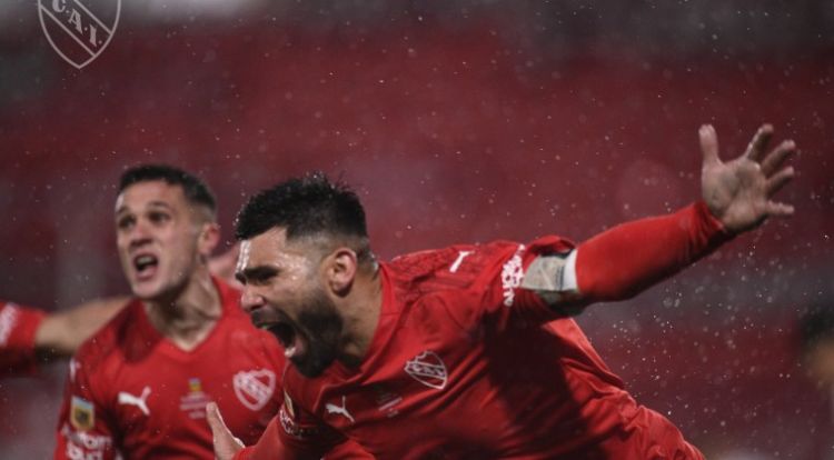 Independiete gana el clásico ante Racing y queda líder en solitario