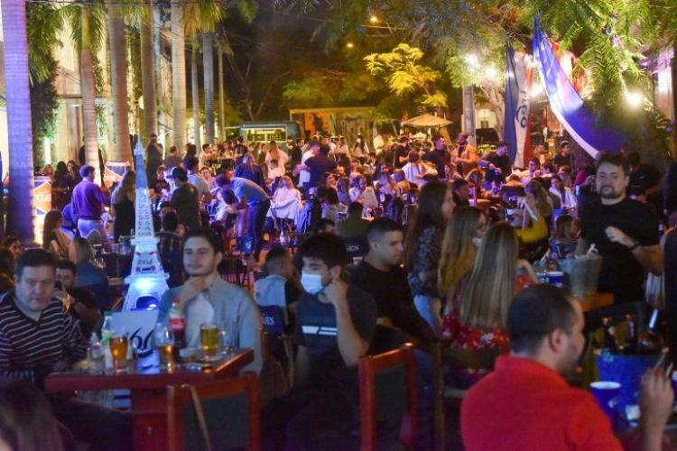 Dueños de bares están dispuestos a que se vacune en sus locales