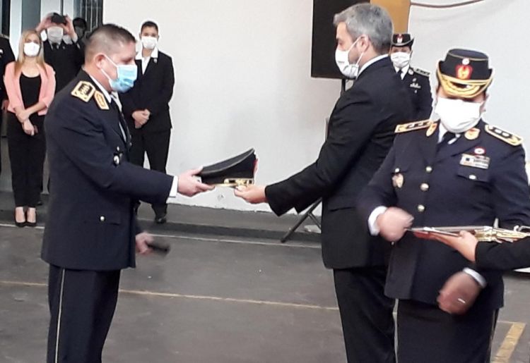 PRESIDENTE ENTREG BASTN DE MANDO AL COMANDANTE DE LA POLICA NACIONAL.