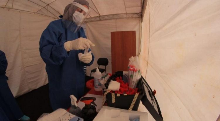 Abrupta cada de cantidad de pruebas COVID-19: "Estamos con problema de insumos"