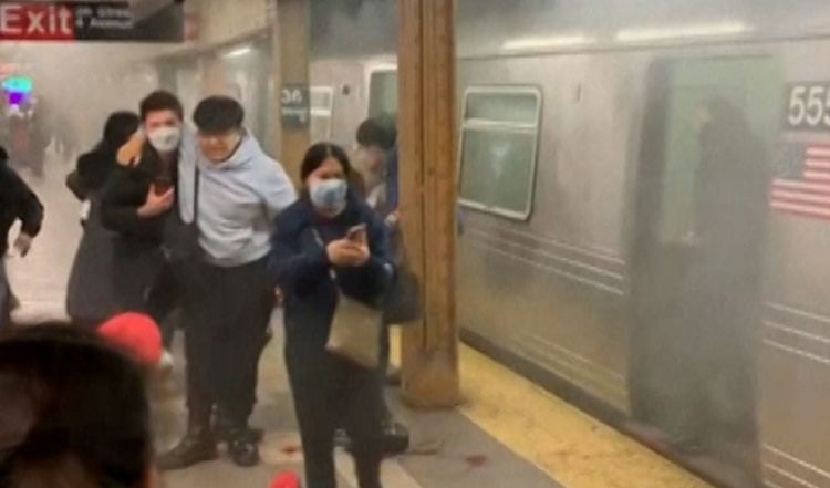 La policía de Nueva York busca al autor del tiroteo del metro