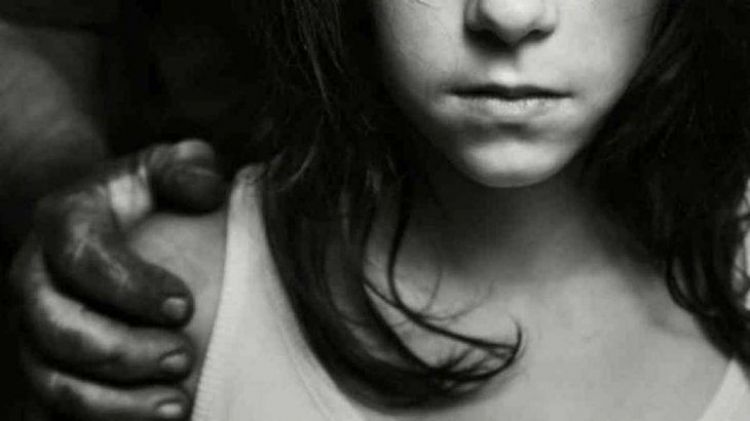 Detienen a mujer y a su hijo por supuesto maltrato infantil