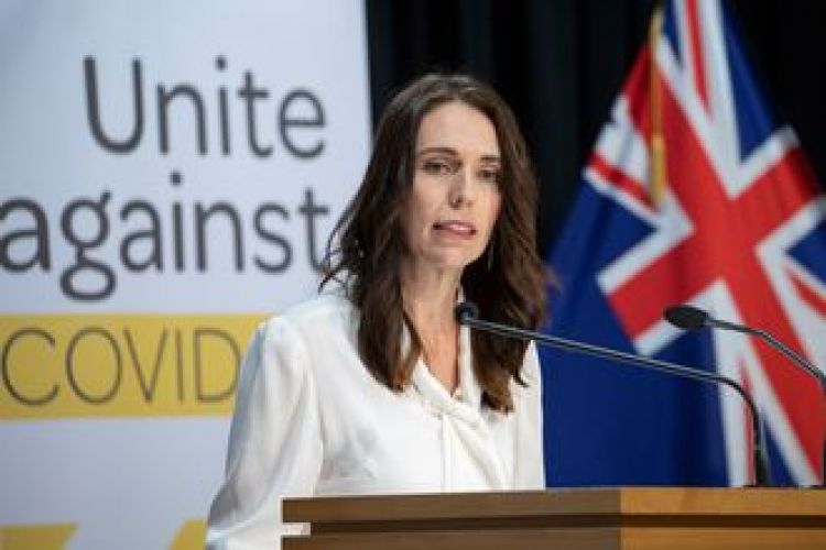 Primera ministra de Nueva Zelanda mantiene la calma en terremoto en directo por TV
