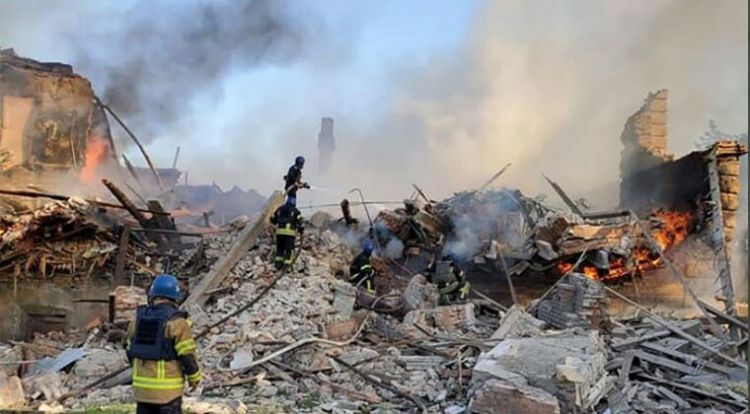 Zelenski denuncia 60 muertes en bombardeo a escuela, G7 brinda apoyo a Ucrania