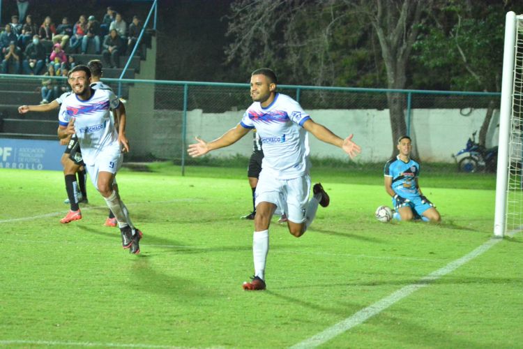 Independiente gana en Santaní y se mantiene al acecho en la Intermedia