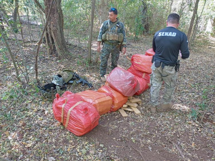 Hallan carga de marihuana oculta en una fosa