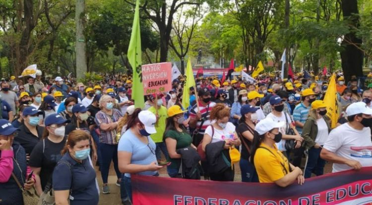 Docentes no aceptan ganar G. 2.916.000 por cada 4 horas y mantienen huelga