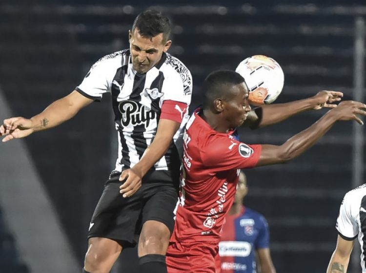 Libertad cae derrotado pero clasifica a Octavos de Final por mejor saldo de goles