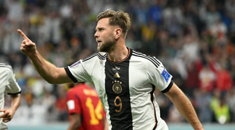 Alemania rescata un empate ante España y se mantiene en carrera