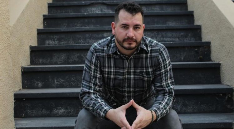 El cantautor paraguayo Fer Velázquez se muestra "a escondidas" en su nueva canción
