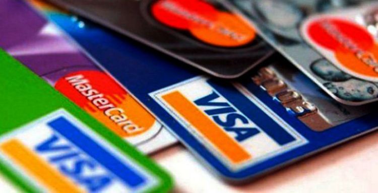 Los pagos con tarjetas mantienen caída del 27%