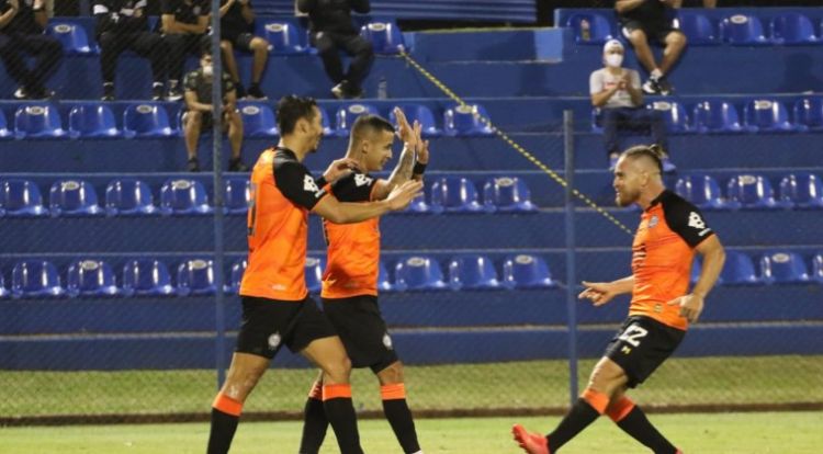 Olimpia supera un complicado examen ante Resistencia