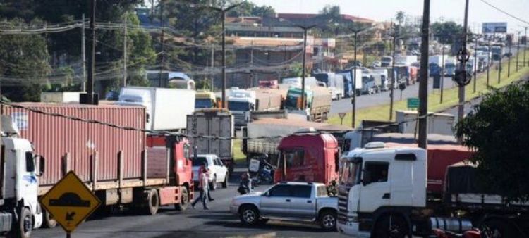 Camioneros insisten en baja de combustibles para todos