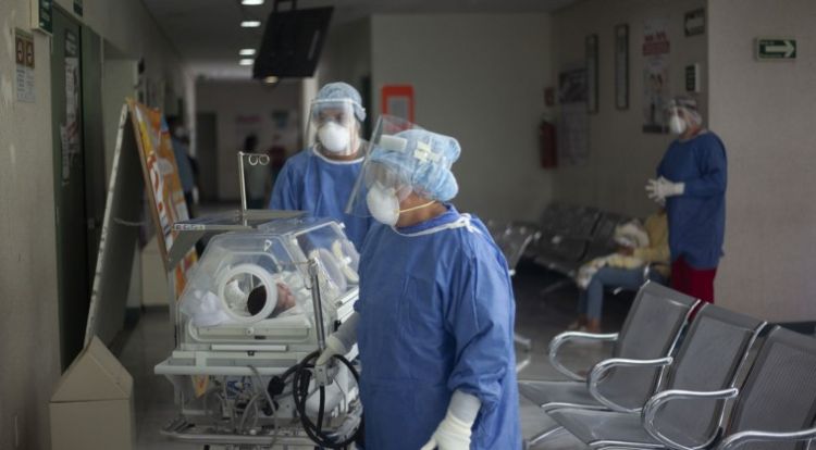 Médica lamenta muerte de niño por COVID-19: "5 intubados esperando lugar en terapia"