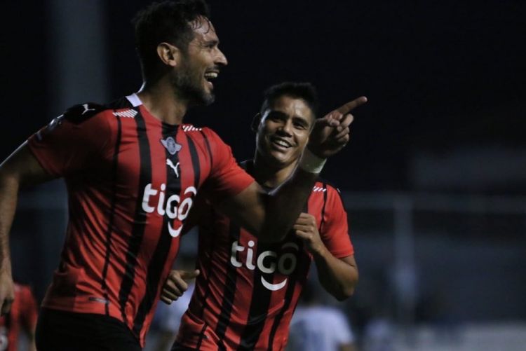 Libertad vence a Nacional y desplaza a Cerro Porteño de la punta