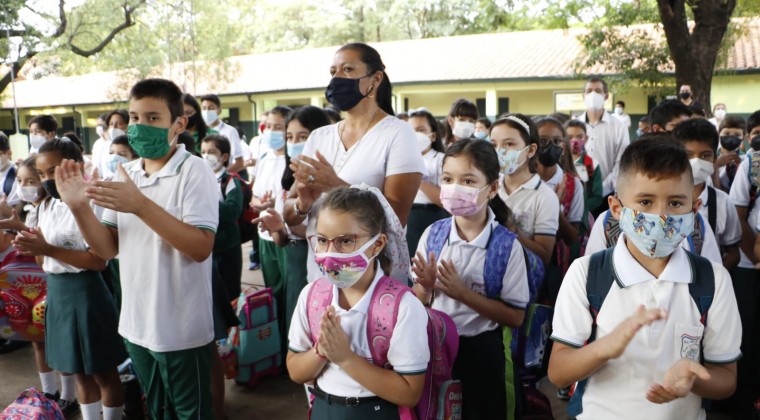 Regresan a clases 1.200.000 estudiantes con 12.000 aulas en riesgo de derrumbe