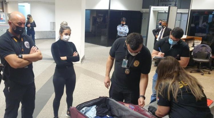 Can antidrogas detecta cocaína en la maleta de una mujer que pretendía viajar a España