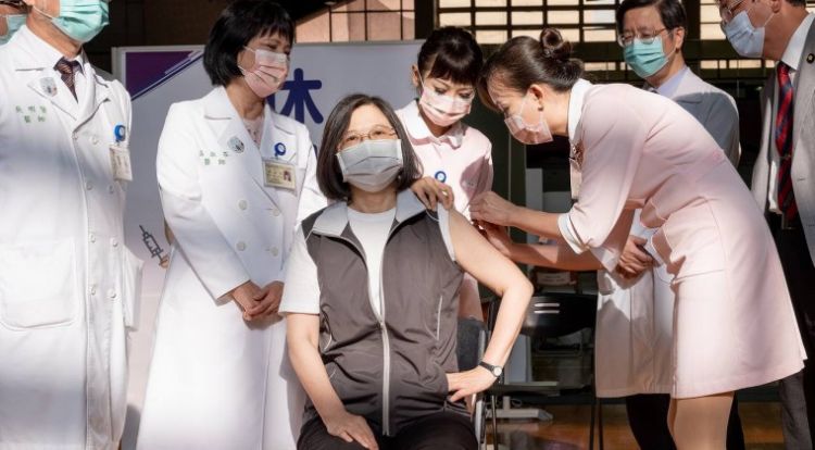 Presidenta de Taiwán, la primera en recibir la vacuna fabricada localmente