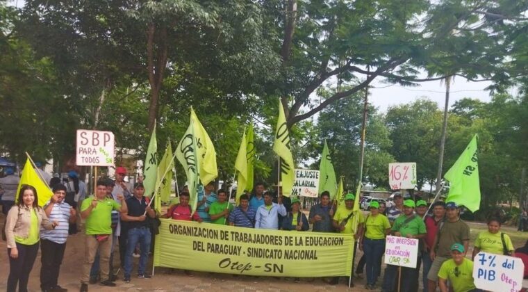 Docentes se movilizan en el microcentro: piden centralizar presupuesto