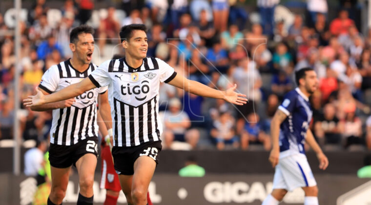 Victoria y liderato para Libertad
