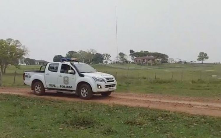 INVADIERON ESTANCIA, REDUJERON AL PERSONAL, BEBIERON, LLEVARON VEHÍCULOS, ARMAS Y DESAPARECIERON
