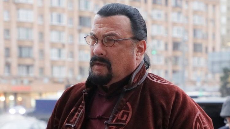 Steven Seagal, multado con USD 314.000 por promocionar bitcoines