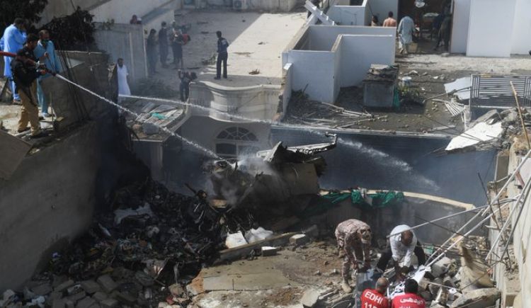 Avión con 107 personas a bordo se estrella en Pakistán