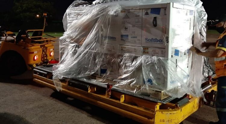 Lote de Pfizer llegó anoche al país