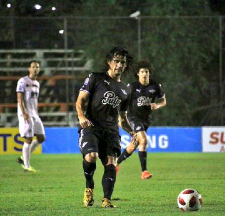 Libertad gana, pasa al frente y deja semi muerto a General Díaz