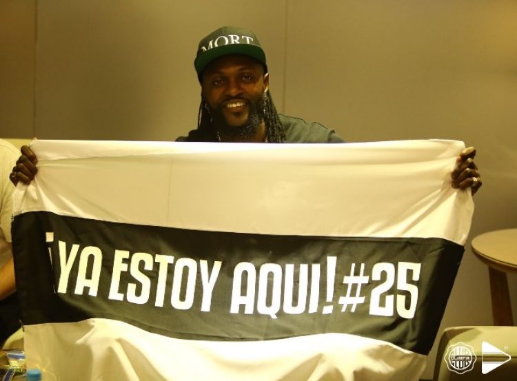 Adebayor está en Paraguay y será presentado esta noche