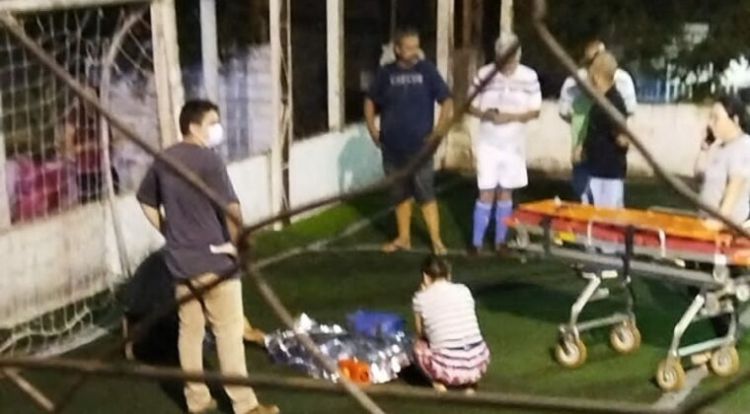 Niño muere en cancha de fútbol: un arco le cayó sobre la cabeza