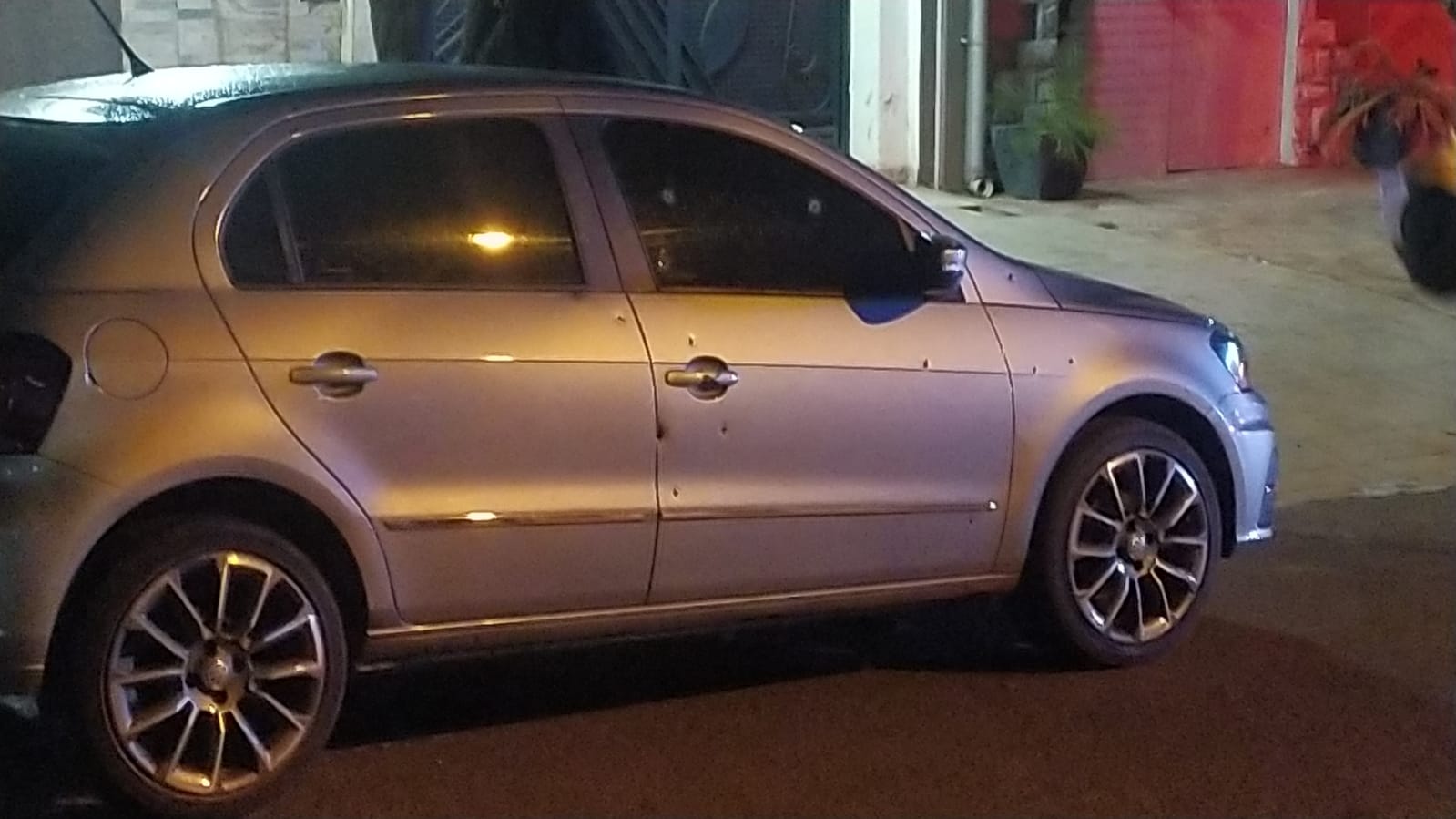 Auto estacionado es baleado en Pedro Juan Caballero