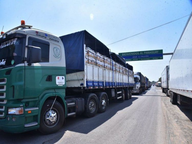 Cierre de ruta argentina paraliza exportación de carne y banana