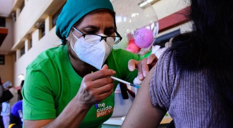 Edad para terceras dosis baja a 18 años desde hoy