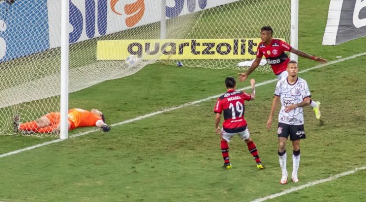 Flamengo marca un gol agónico, vence al Corinthians y sueña con el título