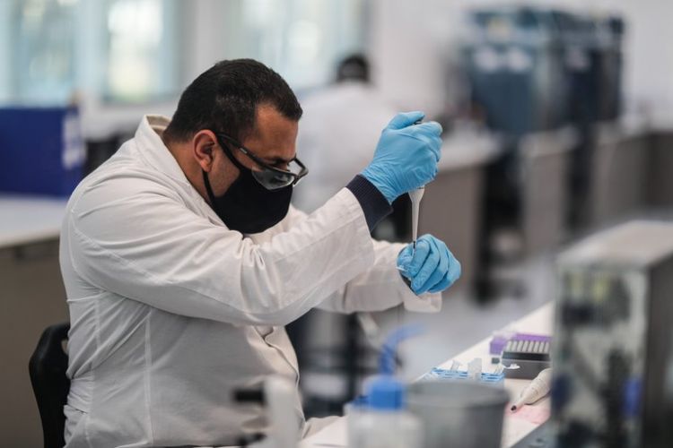 El gobierno britnico habl sobre la interrupcin de las pruebas de la vacuna de Oxford: "No es un revs y no es la primera vez que sucede"