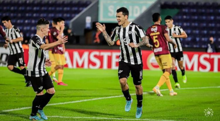 Libertad golea y clasifica a octavos de final como líder del grupo B