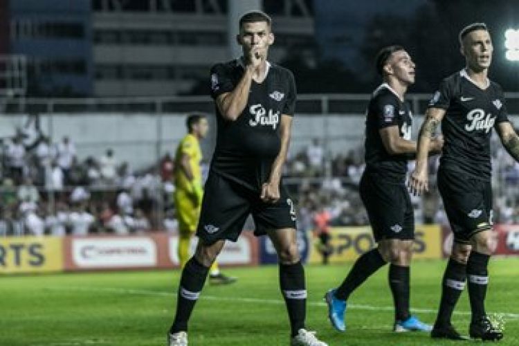 Libertad a derrotó a Nacional y trepó la cima