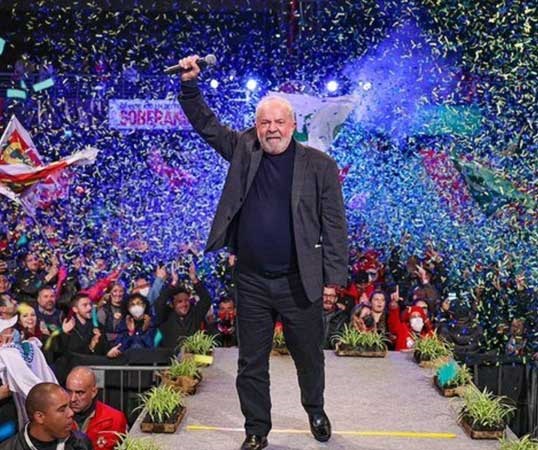 Lula se impone por un estrecho margen y es electo nuevo presidente de Brasil