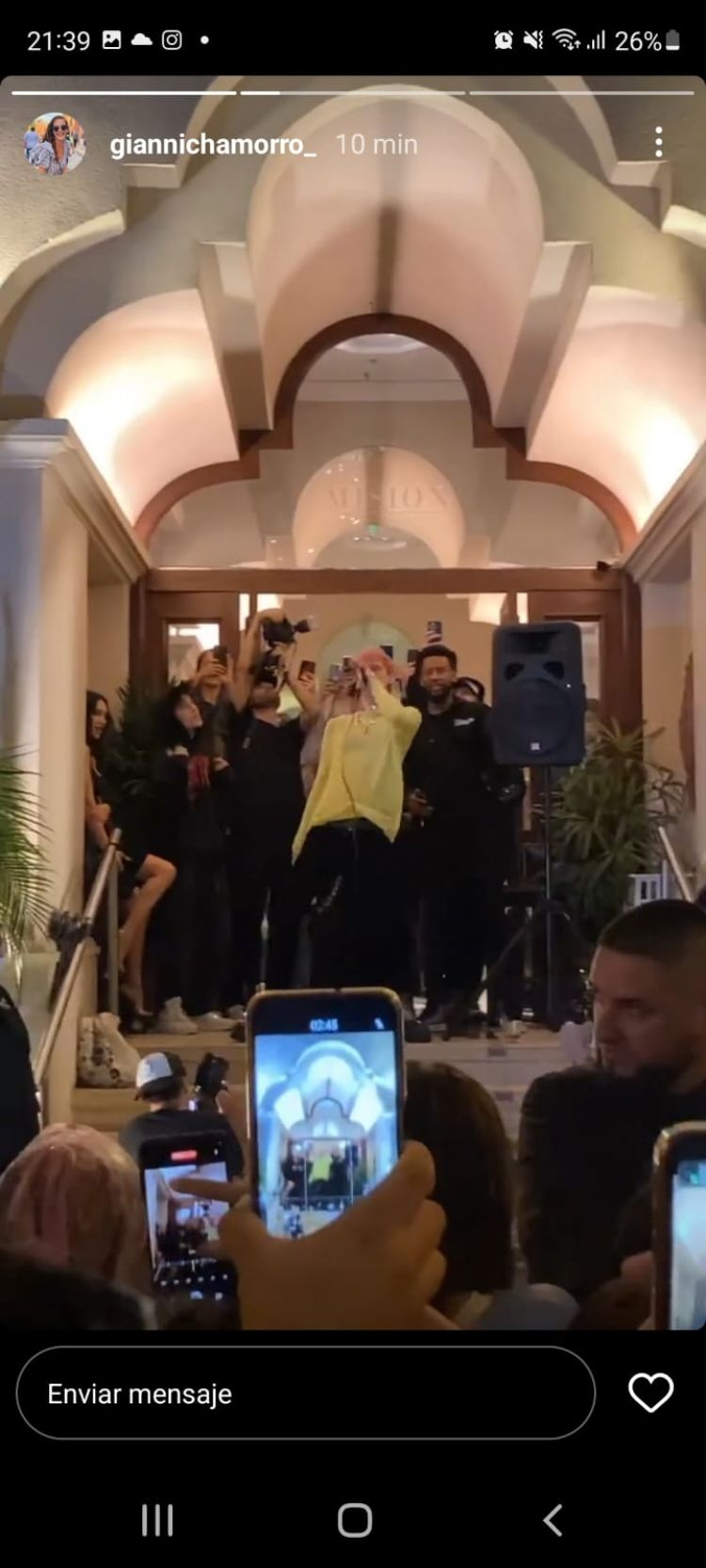 Machine Gun Kelly apareció sorpresivamente y dio un minishow frente a hotel de Asunción