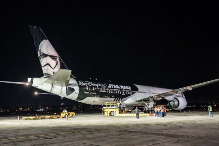 Avión de Star Wars trae dosis de Pfizer para dar "la fuerza" contra el Covid