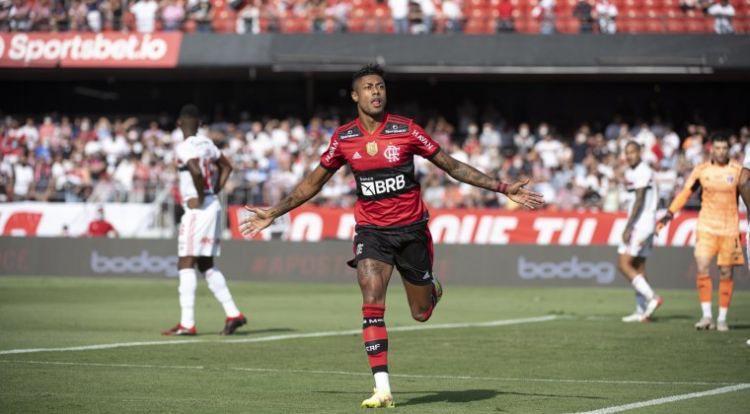 El Flamengo golea al Sao Paulo, desplaza al Palmeiras y presiona al Mineiro