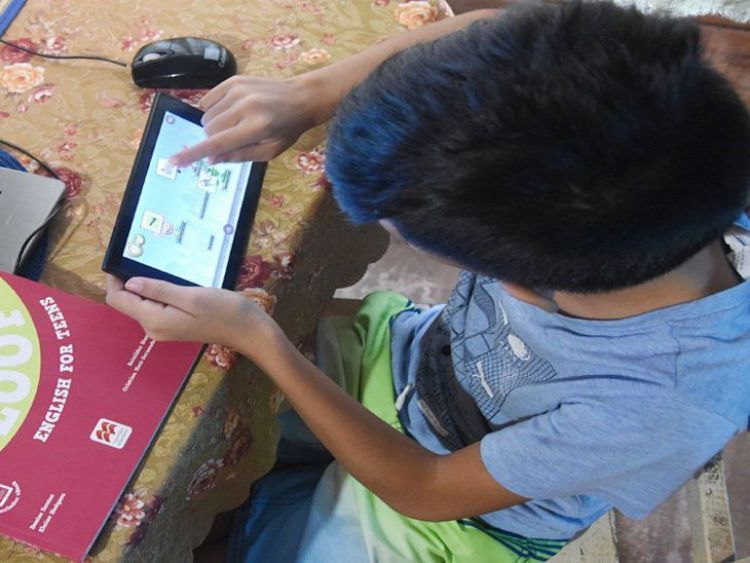 Estudiantes venden hasta sus gallinas para cumplir con las clases virtuales