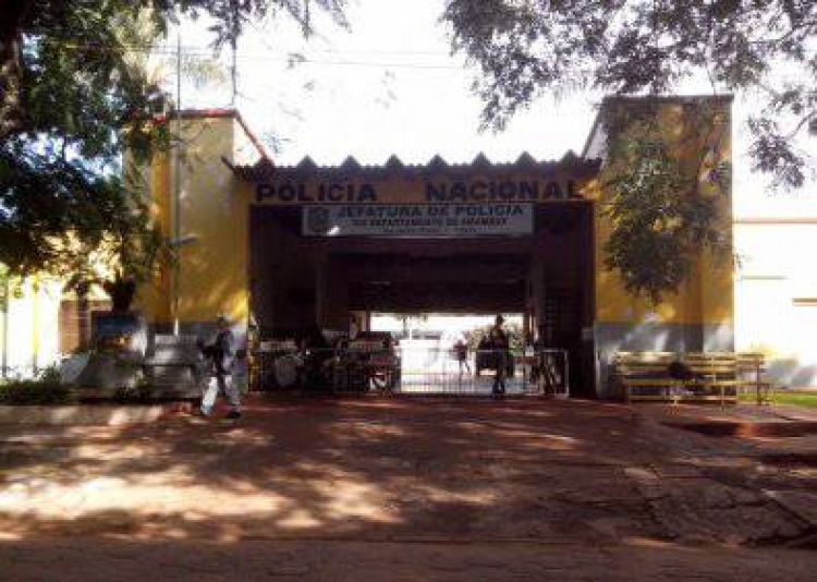 Madre indignada por reclusión del presunto abusador de su hijo en la Jefatura de Policía