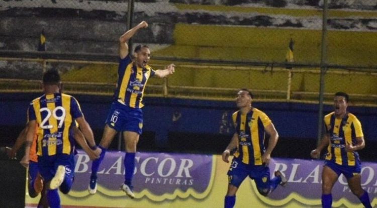 Luqueño triunfa en los descuentos y es único puntero de la Intermedia