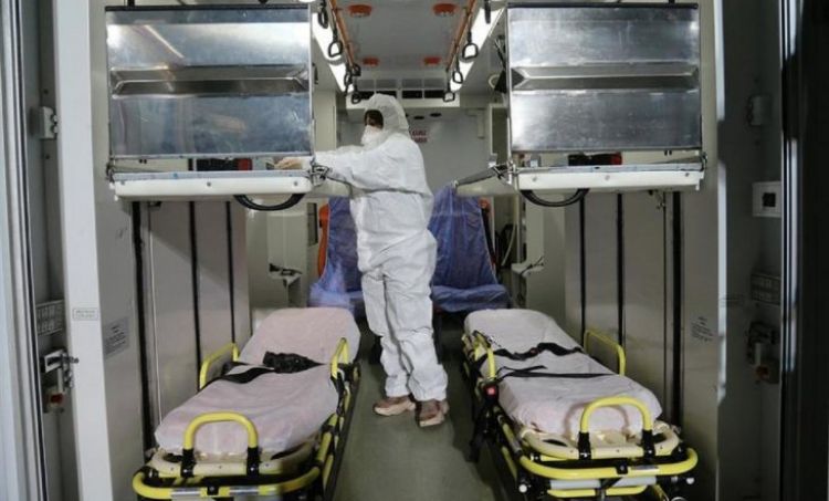 China aumenta a 425 los muertos por coronavirus